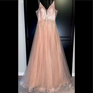 Only worn for SocialMedia photos. Spotless.